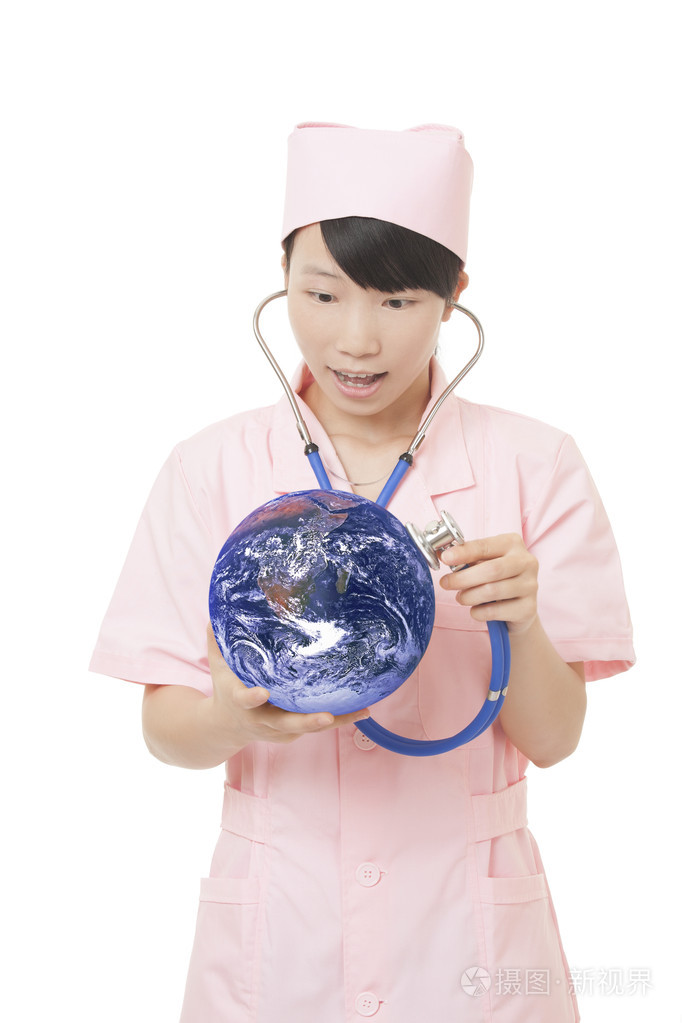 一位美丽的亚洲护士用听诊器检查的肖像