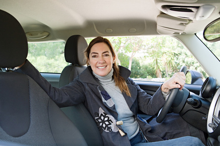 所有底纹坐在车上的女人照片