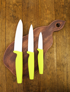 厨房用刀和切菜板木制的桌子上