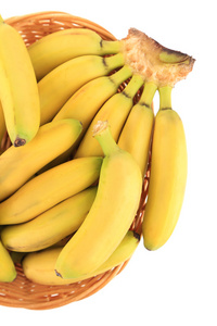 串在孤立的白色衬底上的柳条篮子里的迷你香蕉