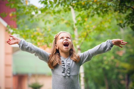 精炼厂快乐有趣小小孩男孩多彩雨衣骑车他第一次在寒冷的一天在森林中