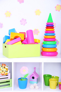 在儿童房色彩鲜艳的塑料玩具