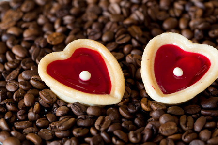 两个甜甜的心和咖啡豆