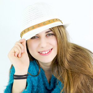 快乐可爱的女性十几岁戴着帽子微笑