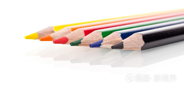 孤立的白色背景上的美丽多彩色的铅笔