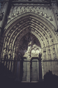 拱和托莱多大教堂的门