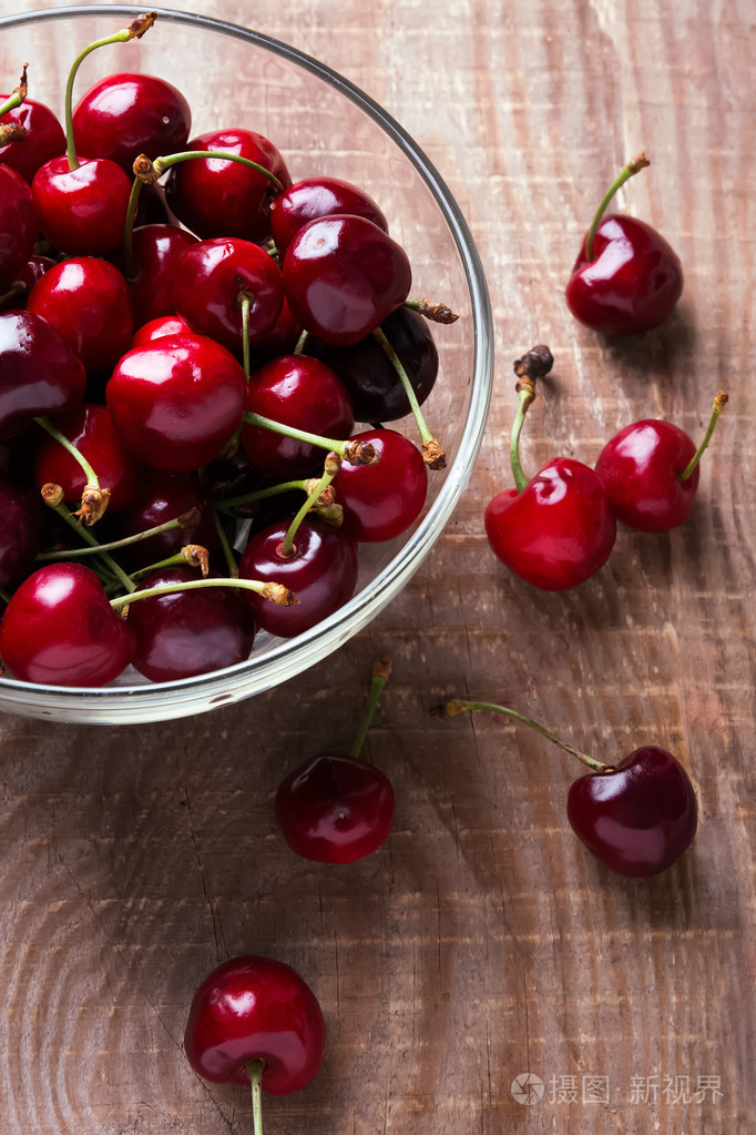 在一个玻璃碗樱桃