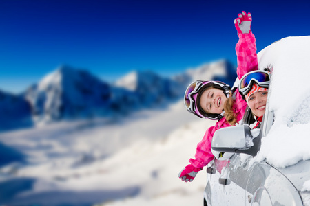 冬天，滑雪幸福的家庭滑雪假期道路上