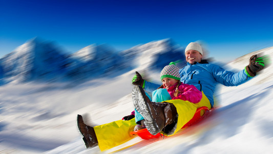冬天好玩，下雪了，在冬天的时候滑雪橇的家庭