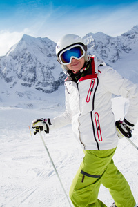 滑雪 滑雪 太阳和冬天的乐趣   女人享受滑雪度假