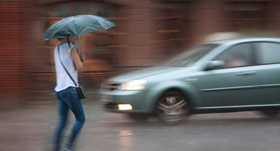 在下雨天在街上行走的人