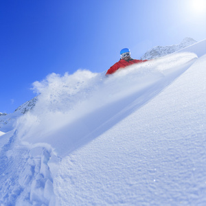 滑雪 滑雪 在新鲜粉雪男子下坡滑雪自由式滑雪