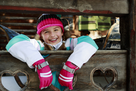 冬天，滑雪年轻女孩正享受着寒假的孩子