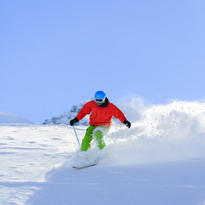 滑雪 滑雪 在新鲜粉雪男子下坡滑雪自由式滑雪
