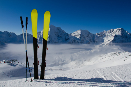 滑雪 滑雪 冬季 山脉和滑雪道上的滑雪设备