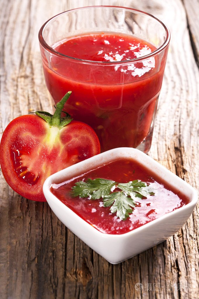 番茄汁和新鲜有机西红柿