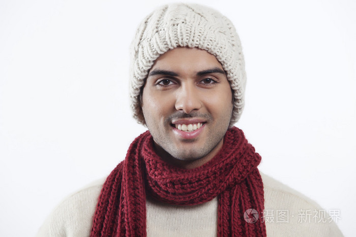 在冬天的衣服的年轻男子的肖像