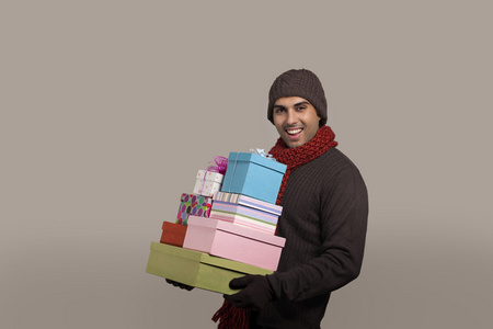 年轻的男人微笑着，拿着礼物盒