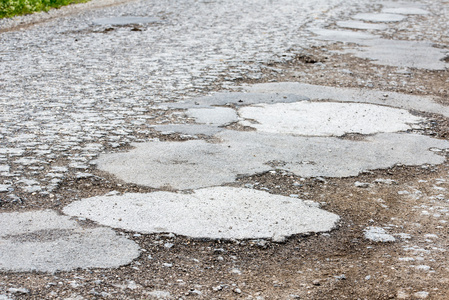 损毁 崎岖不平的道路