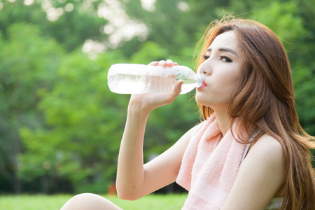 坐累了女人和运动后喝水