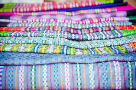 老挝的手工棉花和丝绸围巾附近高原布