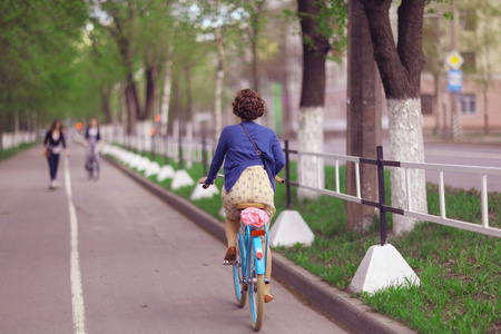自行车在公园里的女孩