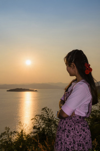 幸福的年轻女人站看湖落日