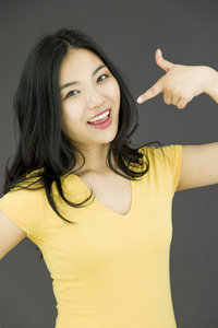 女人指着自己的鼻子图片