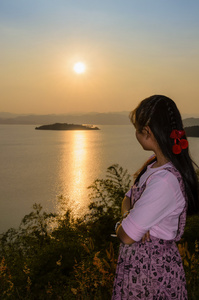 幸福的年轻女人站看湖落日