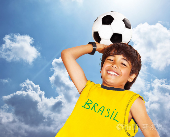 可爱的男孩在踢足球