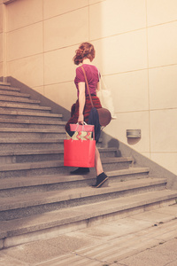 购物走楼梯的年轻女子图片