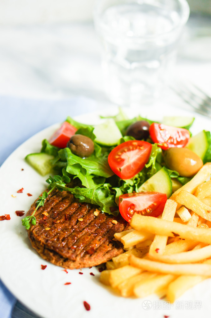 牛排配法式炸薯条和沙拉