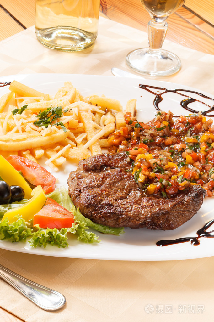 煎的牛排配薯条