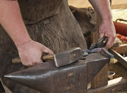 木材的铁榔头图片
