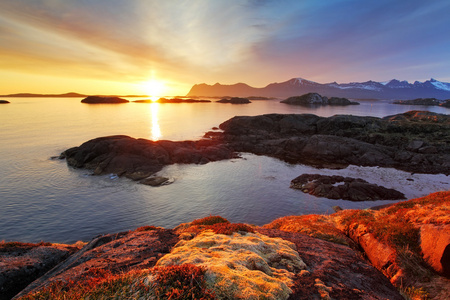 海洋海岸好日落在挪威塞