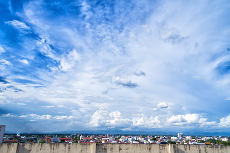 蓝色的天空背景小块云团与都市景观顶视图