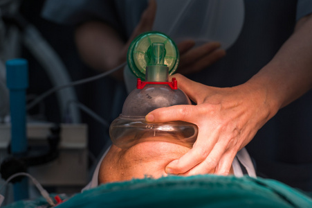 预充氧下巴与抱着氧气面罩的地位照片