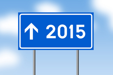 路标直走到 2015年.在背景中的蓝天的衬托照片