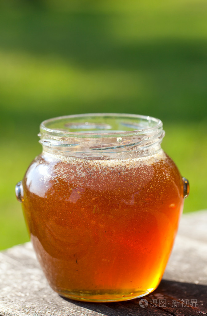花园桌上蜂蜜罐