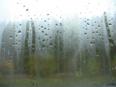 窗口玻璃和雨水滴