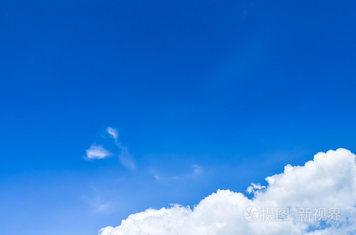 蓝色的天空和云背景