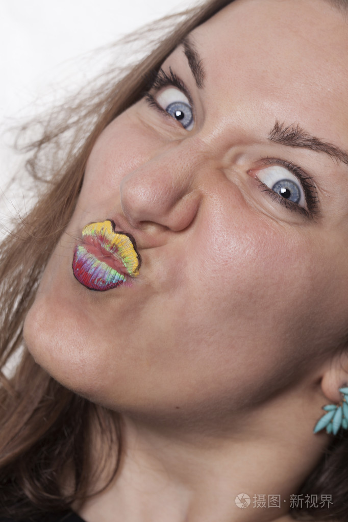 做鬼脸的涂嘴唇的女人