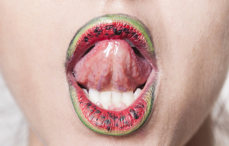 西瓜嘴唇和舌头