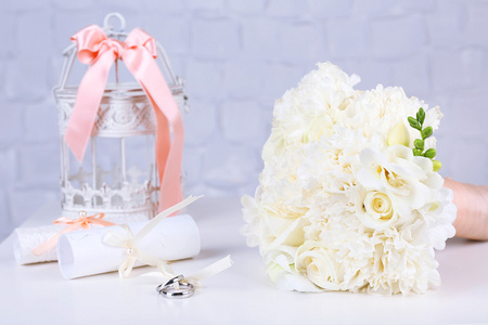 美丽的婚礼静物与花束上灰墙背景