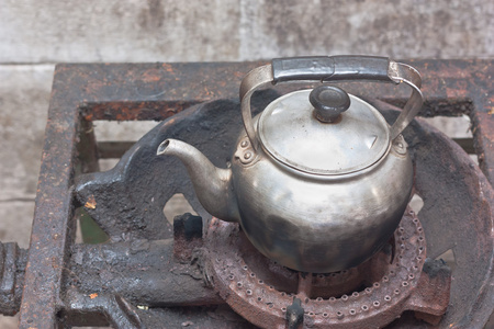 生锈的煤气炉上的旧水壶