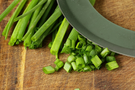 新鲜的绿色韭菜上木板与特殊的刀