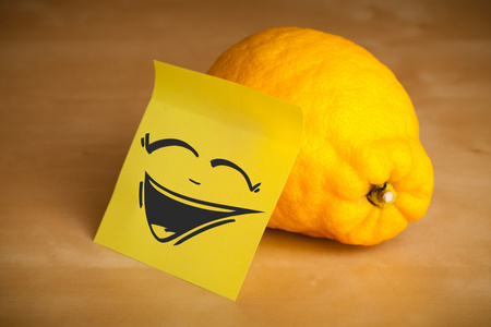 笑脸贴上柠檬地注意到，便利贴