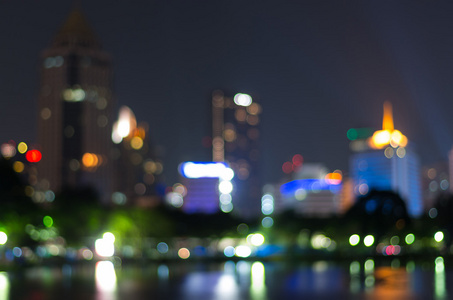 城市景观的背景虚化，模糊的照片，在黄昏时分的城市景观江景房