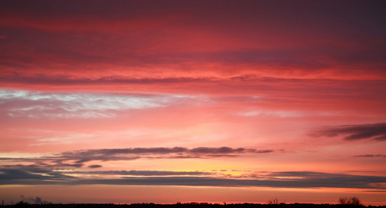 日落时的田园诗般的天空与云朵, 美丽的自然背景
