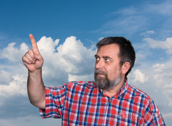 他用食指指向天空是蓝色的中年男子